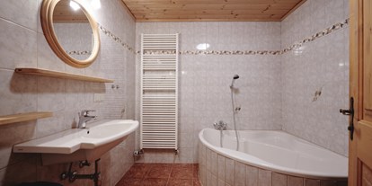 Naturhotel - Biologisch abbaubare Reinigungsmittel - Steiermark - Badezimmer Waldwohnung im Waldhaus - Naturhaus Lehnwieser