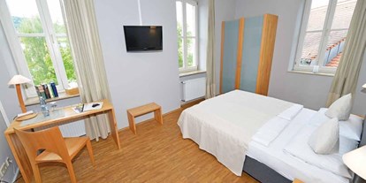 Naturhotel - Verpflegung: Frühstück - Pfalz - Zimmer mit Parkettboden aus Pfälzer Eiche - Naturhotel Stiftsgut Keysermühle
