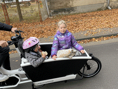 Naturhotel - Zertifizierte Naturkosmetik - Brandenburg Nord - Unser E-Lastenfahrrad
von Urban,
Leicht zu bedienen , ein Hinglitt für Eltern und Kinder, auch wenn es regnet  stört es keinen. denn dieses Fahrrad verfügt über ein kompletten Wind-und Regenschutz, auch für den Fahrer.
 - La Maison Bett & Bike