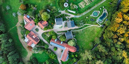Naturhotel - Energieversorgung: Photovoltaik - Süd & West Steiermark - Gesamtblick auf das Hotel•Retreat TamanGa mit Garten, Teichen, Gästehäusern und vielem mehr - TamanGa Lebensgarten