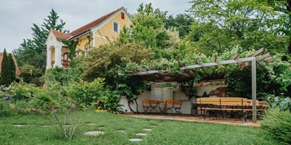 Naturhotel - Bio-Küche: Bio-Frühstück - Gamlitz - TamanGa bietet viele mehr oder weniger versteckte lauschige Sitzmöglichkeiten.  - TamanGa Lebensgarten