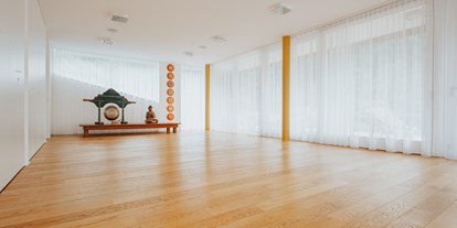 Naturhotel - Wellness - Steiermark - Kleiner Yogasaal mit großen Schiebetüren für open-Air Feeling.
Es gibt 3 Säle: diesen und einen weiteren dieser Größe sowie einen Saal mit max.170  Personen Bestuhlung.  - TamanGa Lebensgarten