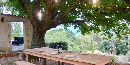 Nature hotel - Bio-Küche: Rein vegane Küche - Essbereich unter Bäumen - Abriecosy