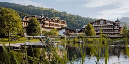 Naturhotel - Kultur & Vorträge - Pinzgau - Außenansicht mit Naturteich
 - Naturresort PURADIES