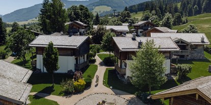 Naturhotel - Bio-Hotel Merkmale: Ladestation - Going am Wilden Kaiser - Chalet Dorf im Sommer - Naturresort PURADIES