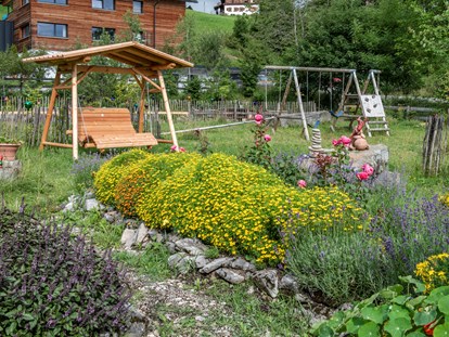Naturhotel - Auszeichnung / Zertifikat / Partner: Austria BIO Garantie - Der große Naturgarten bietet viel Platz zum entdecken, erholen, spielen und vieles mehr - Biohotel Walserstuba