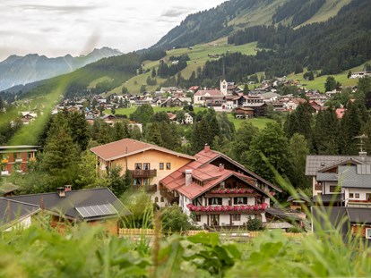 Naturhotel - Rezeption: 15 h - Vorarlberg - Blick auf´s Hotel - Biohotel Walserstuba