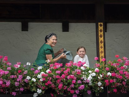 Naturhotel - WLAN: ohne WLAN - Österreich - Seniorchefin Ulrike bei der Pflege der Blumenpracht. - Biohotel Walserstuba