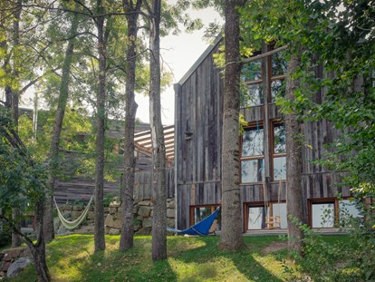Naturhotel - Umgebungsschwerpunkt: Berg - Pyhrn Eisenwurzen - Im Ideenhaus befinden sich die 3 Apartments Granite, Oak & Color.  - der baum