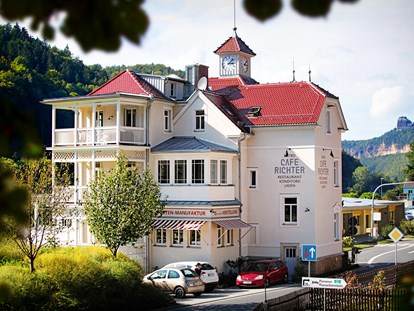 Naturhotel - Aktivurlaub möglich - Villa Thusnelda - hier befindet sich das Café Richter mit Blick auf die Elbe sowie zwei Premium-Apartments in den oberen Etagen - Bio- & Nationalpark-Refugium Schmilka