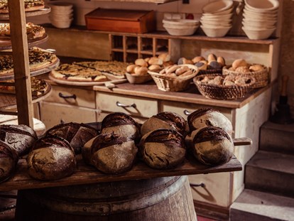 Naturhotel - Bio-Küche: Allergikerküche - Täglich frisches Brot, Brötchen sowie süße und herzhafte, wagenradgroße Kuchen kommen aus unserer hauseigenen Mühlenbäckerei - Bio- & Nationalpark-Refugium Schmilka