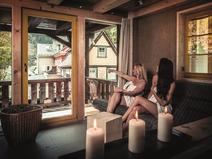 Naturhotel - Sonnenterrasse - Sächsische Schweiz - Erholung pur - unsere Wärmebänke mit Panoramablick in den Mühlenhof - Bio- & Nationalpark-Refugium Schmilka