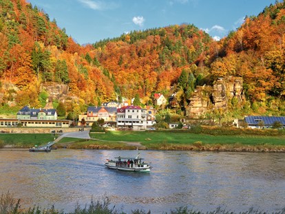 Naturhotel - Bio-Hotel Merkmale: Naturheilpraxis - Deutschland - Der Herbst taucht Schmilka und die Sächsische Schweiz in eine rot-gelbe Farbenpracht - Bio- & Nationalpark-Refugium Schmilka