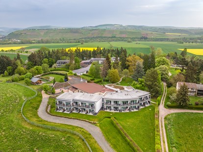Naturhotel - 100% bio-zertifiziert - Pfalz - In unserem BIO-Hotel mit 35.000 qm Privatpark, Therme
und SPA finden Sie, was Körper und Seele suchen. - Menschels Vitalresort 