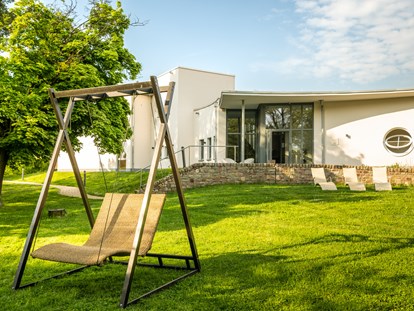Naturhotel - Wassersparmaßnahmen - Rheinland-Pfalz - ie Gästezimmer und Suiten öffnen sich weit für das Licht und das rauschende Grün des 35.000 m2 großen Privatparks des
Resorts - Menschels Vitalresort 