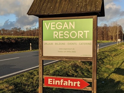 Naturhotel - Energieversorgung: 100 % Ökostrom - Mecklenburgische Schweiz - Einfahrt von der Landstrasse 20 - Vegan Resort