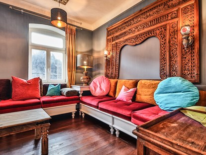 Naturhotel - Allergiker-Zimmer - Sächsische Schweiz - Das Zimmer Taj Mahal - das Wohnzimmer hat eine gemütliche ShishaLounge, die man auch zum Schlafen nutzen kann.  - Bio-BoutiqueHotel Villa Waldfrieden