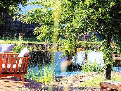 Nature hotel - Naturteich mit Sonnen-Terrasse - BioWeingut & Landhotel Gänz