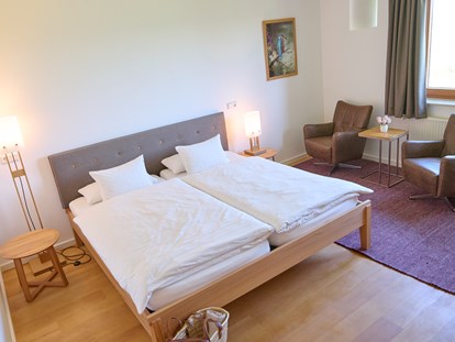 Naturhotel - Umgebungsschwerpunkt: Land - Hunsrück - Komfort-Zimmer mit Betten in Übergröße - BioWeingut & Landhotel Gänz