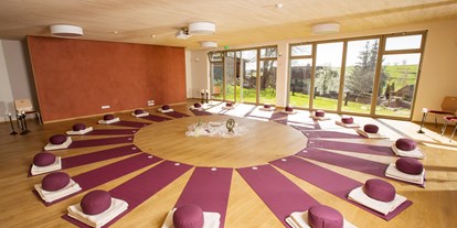 Naturhotel - Bio-Küche: Saisonale Speisen - Hessen Nord - Yoga im Lakshmi-Saal - Rosenberg Ayurveda Gesundheits- und Kurzentrum