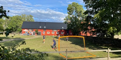Naturhotel - Regionale Produkte - Südschweden - Fussball vor der Scheune - unsere Mikro-Weltmeisterschaften sind legendär... - Sonnenhügelhof (Solberga Gård)