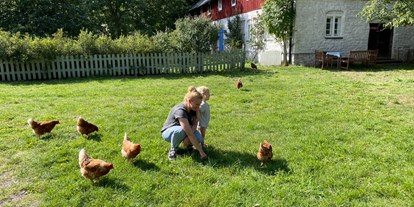 Naturhotel - Müllmanagement: Müllstationen für Gäste - Südschweden - Die Hühner sind auch gern mal draussen. - Sonnenhügelhof (Solberga Gård)