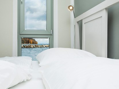 Naturhotel - Preisklasse: €€ - Ostseeküste - Kleines schwimmendes Haus
Blick aus dem Schlafzimmer
(Lagen und Ausblicke sind unterschiedlich) - im-jaich Wasserferienwelt