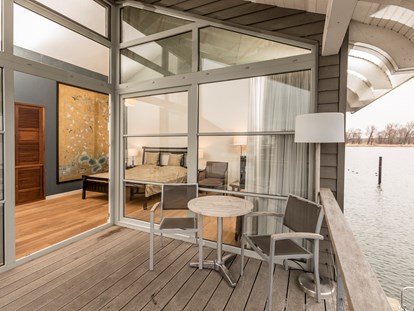 Naturhotel - Preisklasse: €€ - Putbus - Pfahlhaussuiten 
Am Balkon befindet sich eine Badeplattform
 - im-jaich Wasserferienwelt