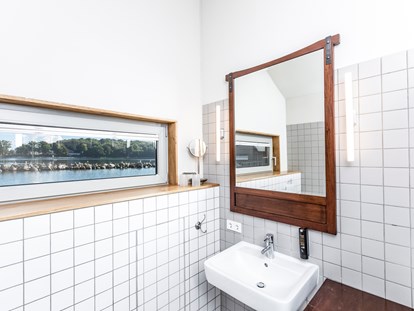 Naturhotel - Umgebungsschwerpunkt: Meer - Pfahlhaussuiten
Badezimmer mit Dusche. - im-jaich Wasserferienwelt