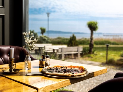 Naturhotel - auch für Familien mit Kindern - Ostseeküste - Restaurant Kormoran
Wenn Ihr Euer Ferienobjekt nicht verlassen möchtet, könnt Ihr auch eine Steinofen Pizza im Kormoran bestellen und abholen. - im-jaich Wasserferienwelt