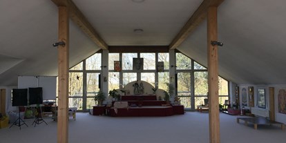 Naturhotel - Ökoheizung: Holzheizung: nein - Wangerland - Der große Radha-Krishna-Raum von innen - Yoga Vidya Nordsee