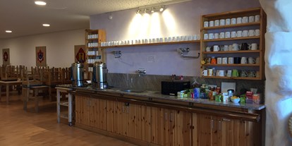 Naturhotel - Kurtaxe - Wangerland - Die Teestation im Speisesaal - Yoga Vidya Nordsee
