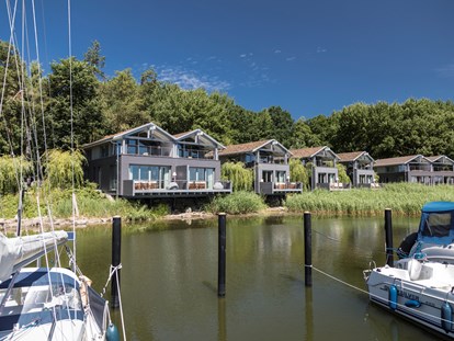 Naturhotel - Umgebungsschwerpunkt: Meer - Die Uferhäuser erstrecken sich entlang unseres Hafens in Gustow auf Rügen - im-jaich Naturoase Gustow