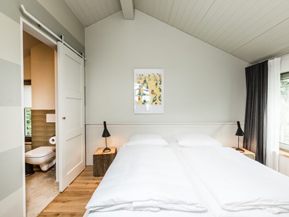 Naturhotel - Preisklasse: €€€ - Gustow - Schlafzimmer im Obergeschoss - im-jaich Naturoase Gustow