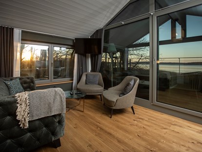 Naturhotel - Dämmmaßnahmen - Rügen - Im Obergeschoss befindet sich ein Wohnbereich mit Ausblick über den Hafen und überdachtem Balkon - im-jaich Naturoase Gustow