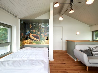 Naturhotel - Energieversorgung: Solarthermie - Putbus - Im obergeschoss gibt es eine Aufbettung in Form eines Schrankbetts - im-jaich Naturoase Gustow