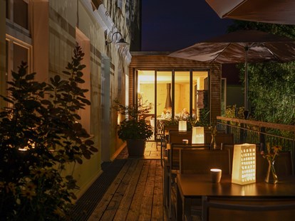 Naturhotel - WLAN: ganztägig WLAN im gesamten Hotel - Brandenburg - Terrasse bei Nacht - Biohotel Schönhagener Mühle