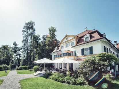 Naturhotel - Ökoheizung: Holzheizung: ja, Holzhackschnitzel - Frontansicht Biohotel Schlossgut Oberambach - Schlossgut Oberambach
