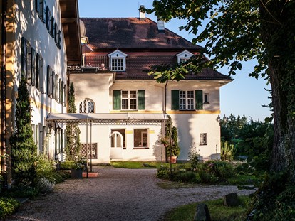 Naturhotel - Hoteltyp: Bio-Restaurant - Grünwald (Landkreis München) - Haupteingang Biohotel Schlossgut Oberambach - Schlossgut Oberambach