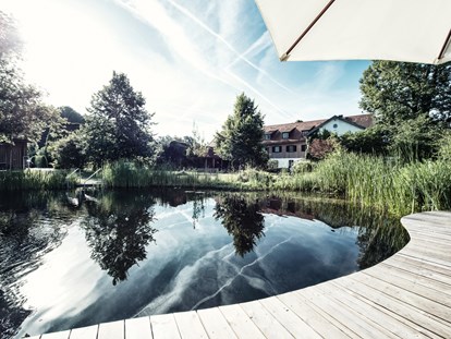 Nature hotel - Schwimmtiech Steg Biohotel Schlossgut Oberambach - Schlossgut Oberambach