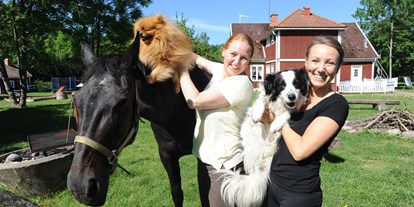 Naturhotel - Vimmerby - Hunde und Pferde. - Lilla Sverigebyn