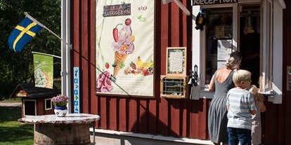 Naturhotel - Müllmanagement: Müllstationen für Gäste - Südschweden - Rezeption. Es gibt auch ein Gartencafé mit veganer Eiszauberei. - Lilla Sverigebyn