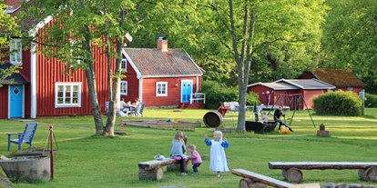 Naturhotel - auch für Familien mit Kindern - Schweden - Kinder im Feriendorf. - Lilla Sverigebyn
