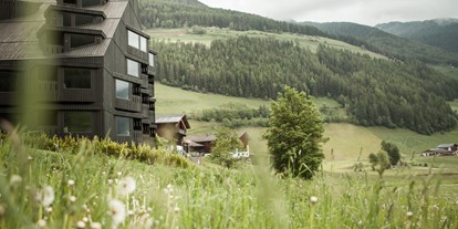 Naturhotel - Umgebungsschwerpunkt: Berg - Meransen - Hotel Aussenansicht - Bühelwirt