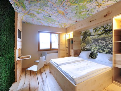 Nature hotel - Hoteltyp: BIO-Weingut - Rhönesien - ein Zimmer wie die Rhön. Buchenholz, Moos, Basaltsteine + Wanderkarte :-) - krenzers rhön: Hotel + Apfelweingut + Bio-Landwirtschaft