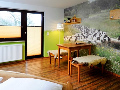 Naturhotel - Umgebungsschwerpunkt: Fluss - Franken - Rhönschaf-Zimmer mit Gartenbalkon - denn Schafe brauchen Auslauf :-) - krenzers rhön: Hotel + Apfelweingut + Bio-Landwirtschaft