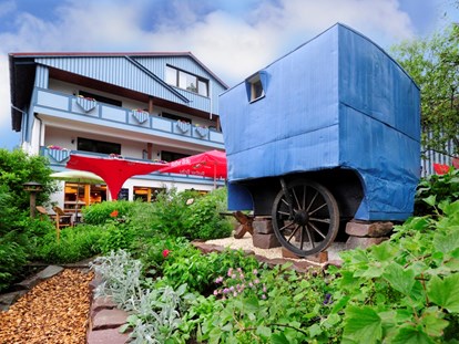 Naturhotel - Familienzimmer - Thüringen Süd - Unser historischer Schäferwagen vor Südbalkonien - krenzers rhön: Hotel + Apfelweingut + Bio-Landwirtschaft