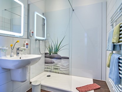 Naturhotel - Biologisch abbaubare Reinigungsmittel - BIO HOTEL Amadeus: Bad Komfortzimmer - Biohotel Amadeus