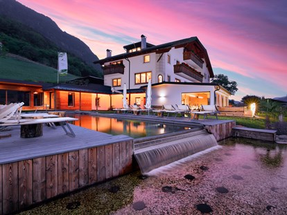 Naturhotel - 100% bio-zertifiziert - Südtirol - Meran - BIO HOTEL Pennhof: Abendstimmung  - Pennhof – Der Weg zu mir