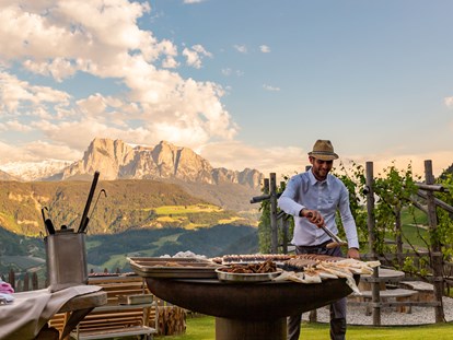 Naturhotel - 100% bio-zertifiziert - Trentino-Südtirol - BIO HOTEL Pennhof: Grillen - Pennhof – Der Weg zu mir